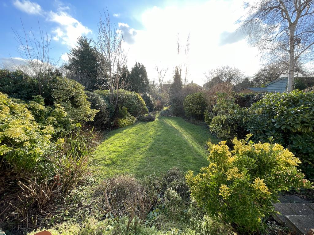 Lot: 86 - DETACHED HOUSE FOR INVESTMENT OR OWNER-OCCUPATION - Outside image of garden looking back from the house